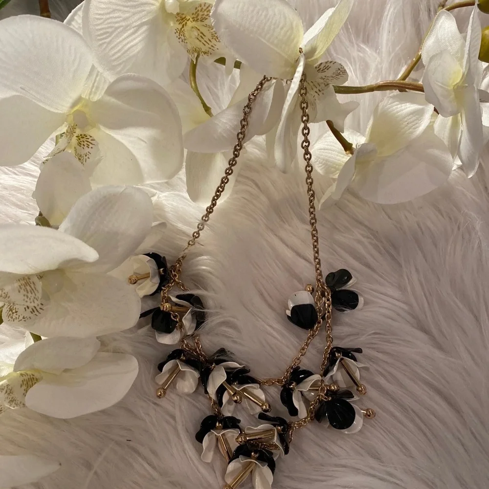 NECKLACE black/ white flowers